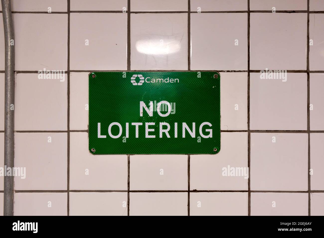LONDON LINCOLN'S INN FIELDS CAMDEN THE GENTS TOILETS A NO LOITERING SIGN Stock Photo