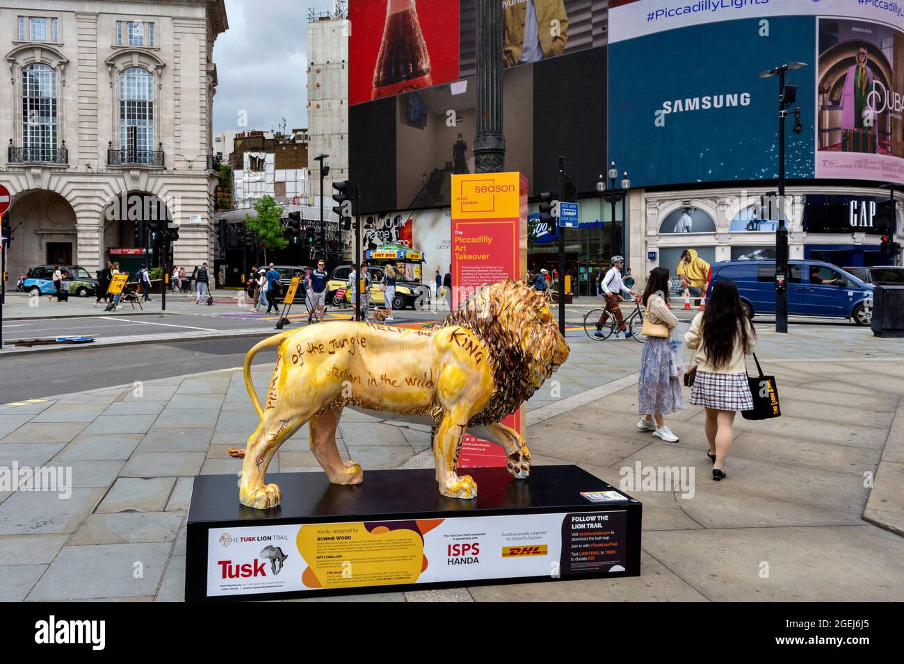 LONDON PICCADILLY CIRCUS THE TUSK LION TRAIL A GOLDEN LION NEAR THE SHAFTESBURY MEMORIAL FOUNTAIN OR EROS Stock Photo