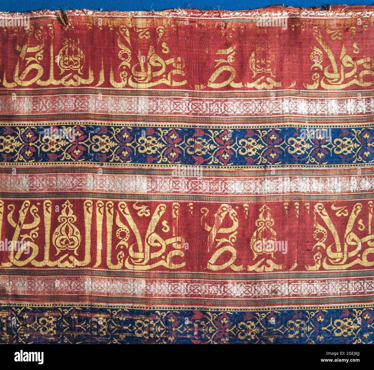 Detalle de bordado en tejido hispano árabe, siglo XIII, Museu Tèxtil de Terrassa. Stock Photo