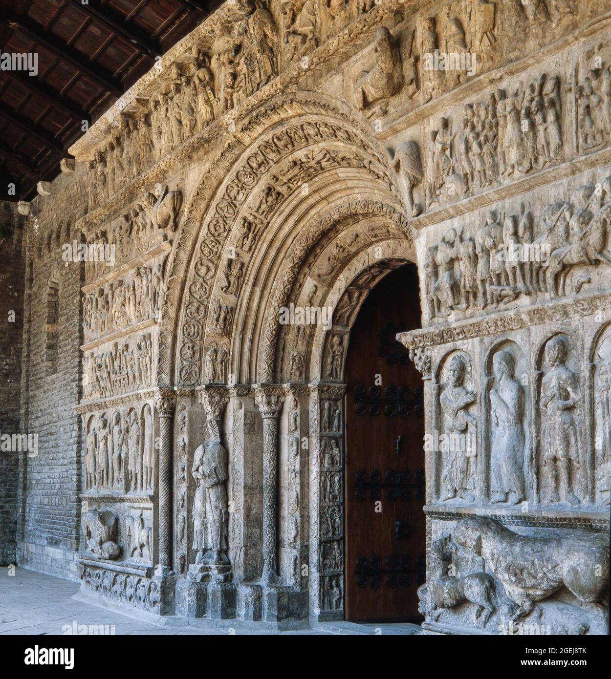 Pórtico del Monasterio de Santa María de Ripoll, monasterio benedictino ...
