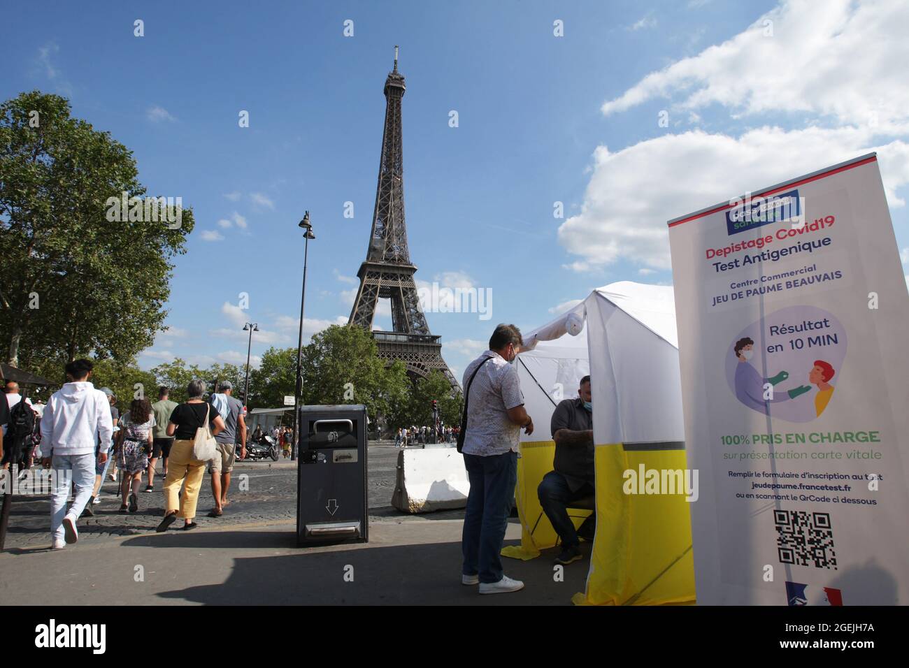 Paris, France. 20th Aug, 2021. People make a free rapid antigen test for the Covid-19 disease at the Trocadero near Eiffel Tower amid the coronavirus pandemic on August 20, 2021 in Paris, France. Mandatory health pass for customers of bars, cafes and restaurants nationwide to combat the spread of coronavirus infection and and encourage people vaccination. (Photo by Paulo Amorim/Sipa USA) Credit: Sipa USA/Alamy Live News Stock Photo