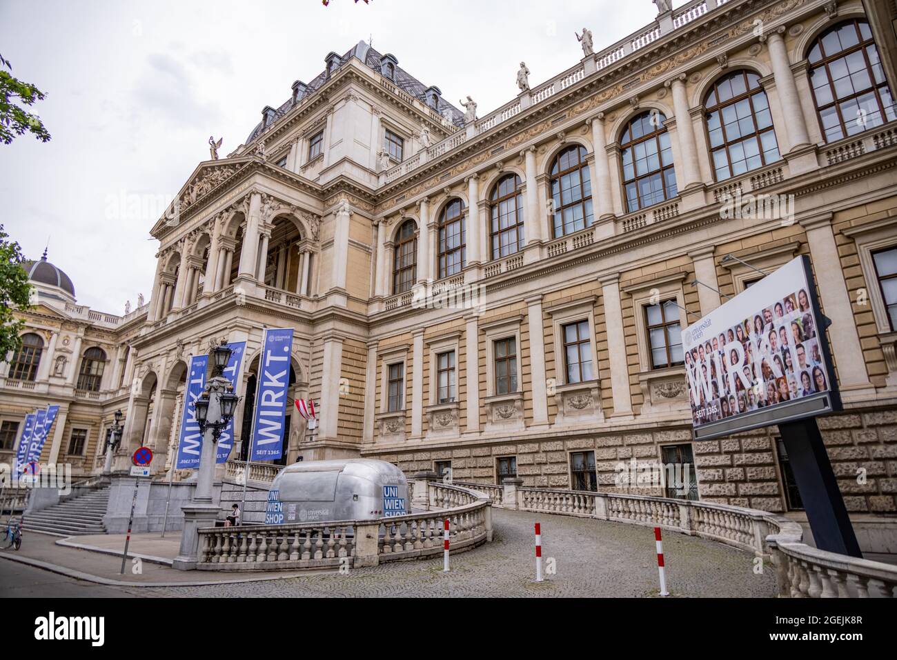 Vienna University building in the city center - VIENNA, AUSTRIA, EUROPE -  AUGUST 1, 2021 Stock Photo - Alamy