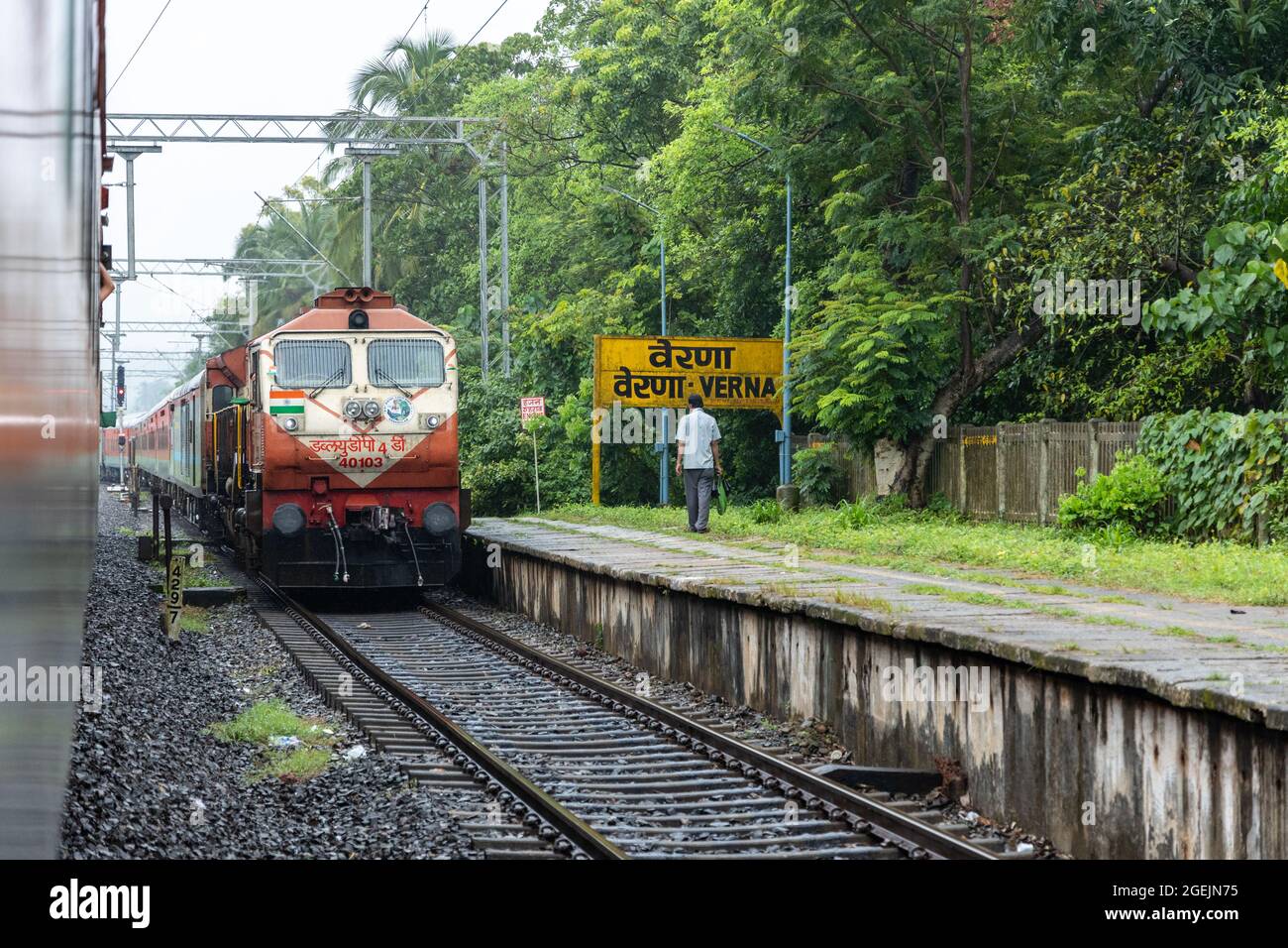 02432 Delhi Hazrat Nizamuddin - Trivandrum Central Rajdhani Special crossing at Verna station on Konkan Railway, Goa, India Stock Photo