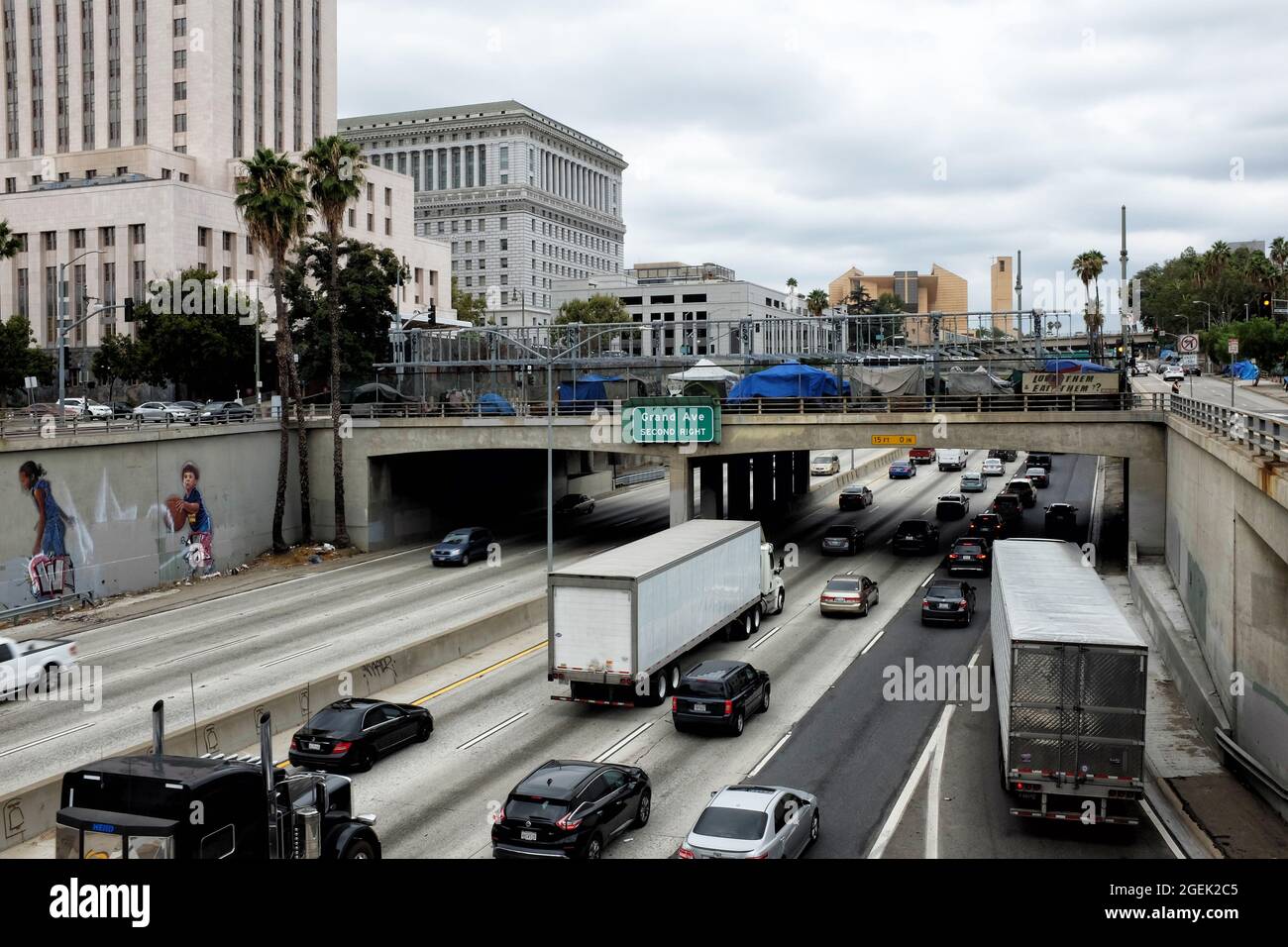 LOS ANGELES, CALIFORNIA - 18 AUG 2021: The 101 Freeway from Los Angeles Street with a homeless encampment on the Main Street overpass. Stock Photo