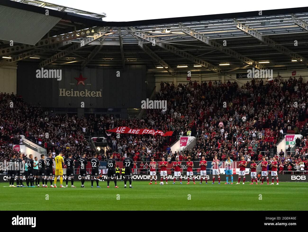 Players applaud victims of Covid-19 in the Bristol area before the Sky Bet Championship match at Ashton Gate, Bristol. Picture date: Friday August 20, 2021. Stock Photo