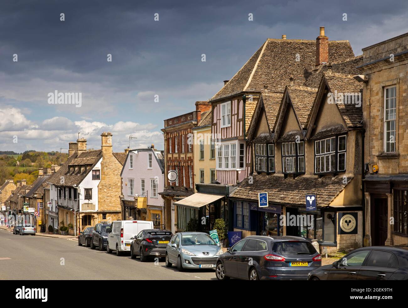 UK, England, Oxfordshire, Burford, The Hill, view down towards Witney