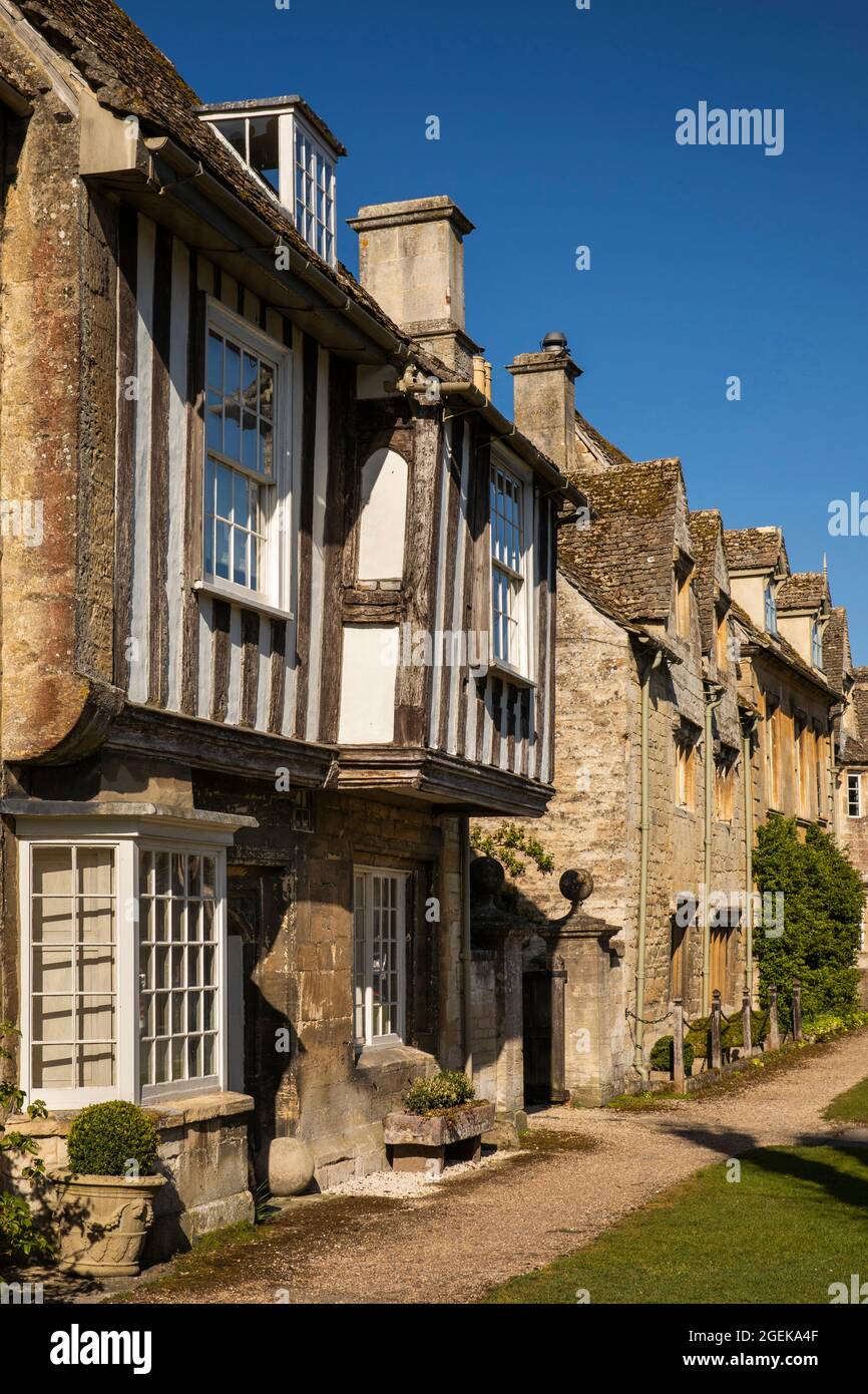 UK, England, Oxfordshire, Burford, Sheep Street, historic jettied