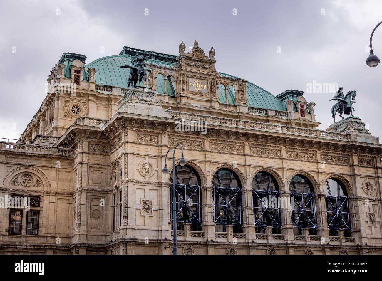 Opera In Vienna Vienna State Opera building in the city center Stock Photo - Alamy