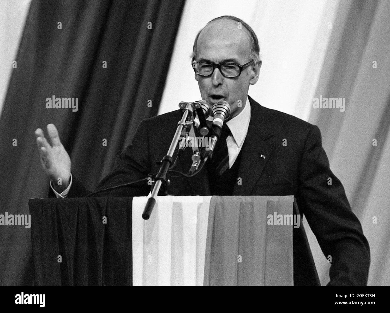 AJAXNETPHOTO. 3RD MAY, 1981. PARIS, FRANCE. - PRESIDENTIAL HOPEFUL - VALÉRY GISCARD D'ESTAING GIVES SPEACH TO SUPPORTERS AT A RALLY HE ATTENDED.PHOTO:JONATHAN EASTLAND/AJAX REF:810305 16 Stock Photo
