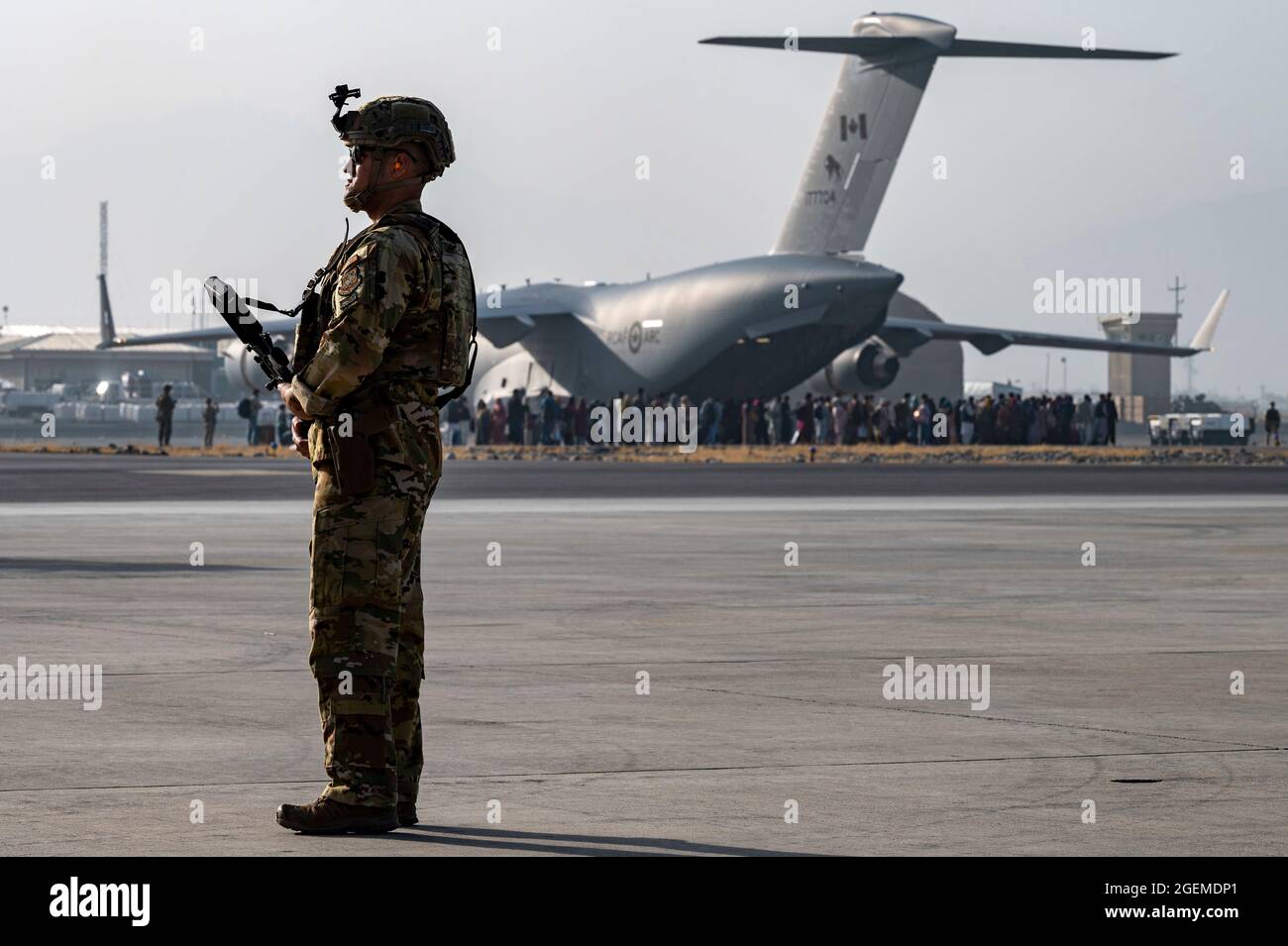 A U.S. Air Force security forces raven, assigned to the 816th Expeditionary Airlift Squadron, maintains a security cordon around a U.S. Air Force C-17 Globemaster III aircraft in support of Operation Allies Refuge at Hamid Karzai International Airport (HKIA), Afghanistan, Aug. 20, 2021. The Department of Defense is committed to supporting the U.S. State Department in the departure of U.S. and allied civilian personnel from Afghanistan, and to evacuate Afghan allies safely. (U.S. Air Force photo by Senior Airman Taylor Crul) Stock Photo