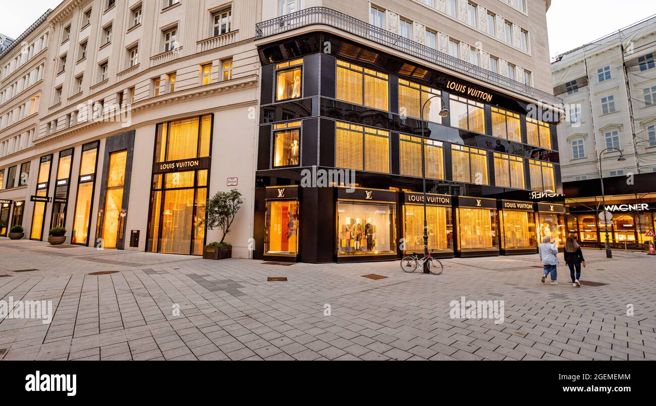 Forsendelse skat Repaste Exclusive Louis Vuitton store in Vienna - VIENNA, AUSTRIA, EUROPE - AUGUST  1, 2021 Stock Photo - Alamy