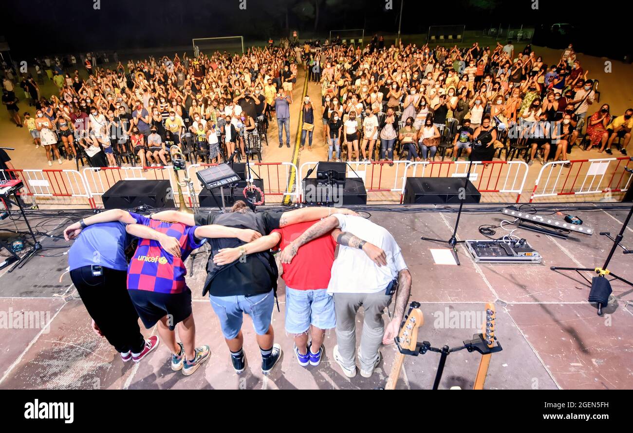 Members of the Stay Homas musical group bow before the audience at the end of their performance at Festival de El Vendrell. The Spanish music group Stay Homas performs at the Vendrell Festival in front of 800 people seated and wearing protective masks, observing the prohibition of dancing and eating due to the Covid-19 health crisis. Stay Homas, musical group was created and popularized during the confinement of the state of alarm in Spain during 2020 for their music videos from the terrace of their house for fun and to encourage people they published on the YouTube platform. Stock Photo