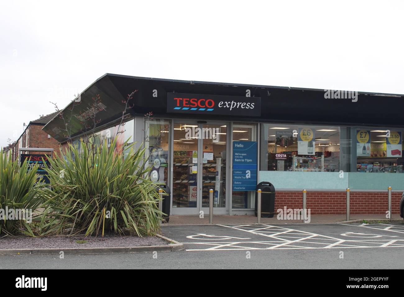 Tesco exterior hi-res stock photography and images - Alamy