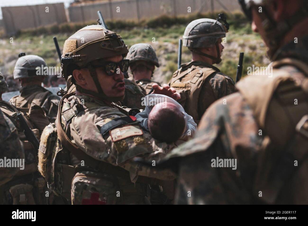 Kabul, Afghanistan. 20th Aug, 2021. A US soldier calms an infant during an evacuation at Hamid Karzai International Airport, Kabul, Afghanistan, on August 20, 2021, in the days following the fall of Kabul to Taliban movement, amid chaos and panic scenes at the capitalâÂ€Â™s airport. Photo by CENTCOM-Balkis Press/ABACAPRESS.COM Credit: Abaca Press/Alamy Live News Stock Photo