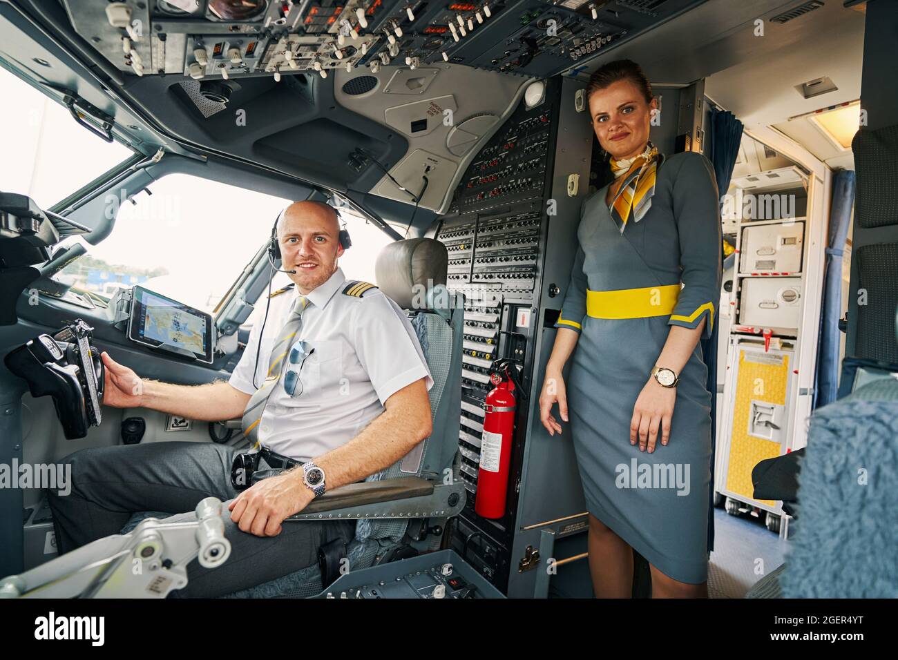 Девушка пилот. Стюардесса в кабине пилота. Стюардесса в кабине пилота. Кабина пилота. Стюардесса в кабине пилота.