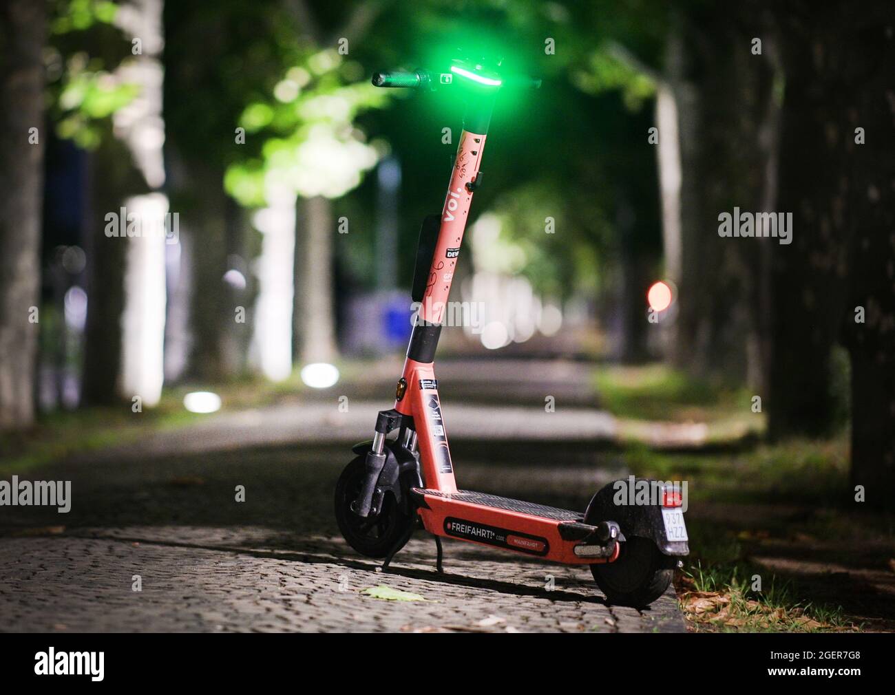 18 August 2021, Hessen, Frankfurt/Main: An e-scooter stands on a path. (to  dpa "Great demand for e-scooters - rental companies sound out more cities")  Photo: Sebastian Gollnow/dpa Stock Photo - Alamy