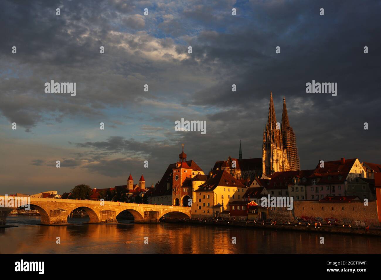 Mittelalterliche Stadt Regensburg mit Altstadt und Steinerne Brücke über die Donau in der Oberpfalz in Bayern in Deutschland Stock Photo