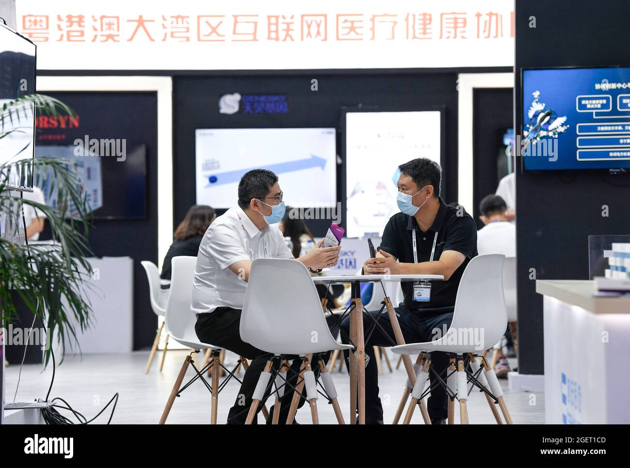 Yinchuan China 21st Aug 2021 210821 Yinchuan Aug 21 2021 Xinhua An Exhibitor Talks With A Guest At The Healthcare Exhibition Area At The Ongoing Fifth China Arab States Expo In