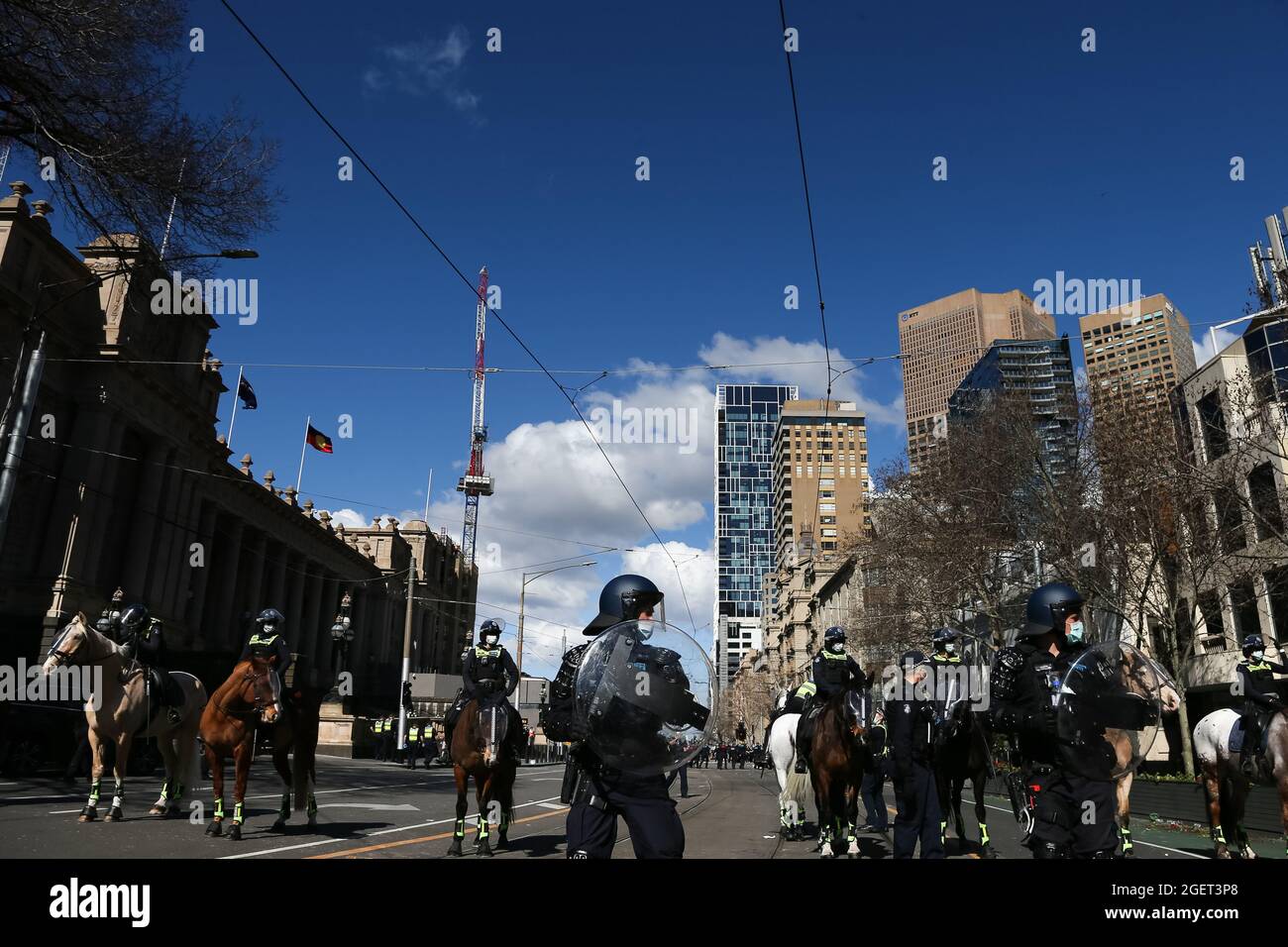 Melbourne, Australia, 21 August, 2021. Hundreds of police are seen during the Freedom protest on August 21, 2021 in Melbourne, Australia. Freedom protests are being held around the country in response to the governments COVID-19 restrictions and continuing removal of liberties.  Credit: Dave Hewison/Speed Media/Alamy Live News Stock Photo