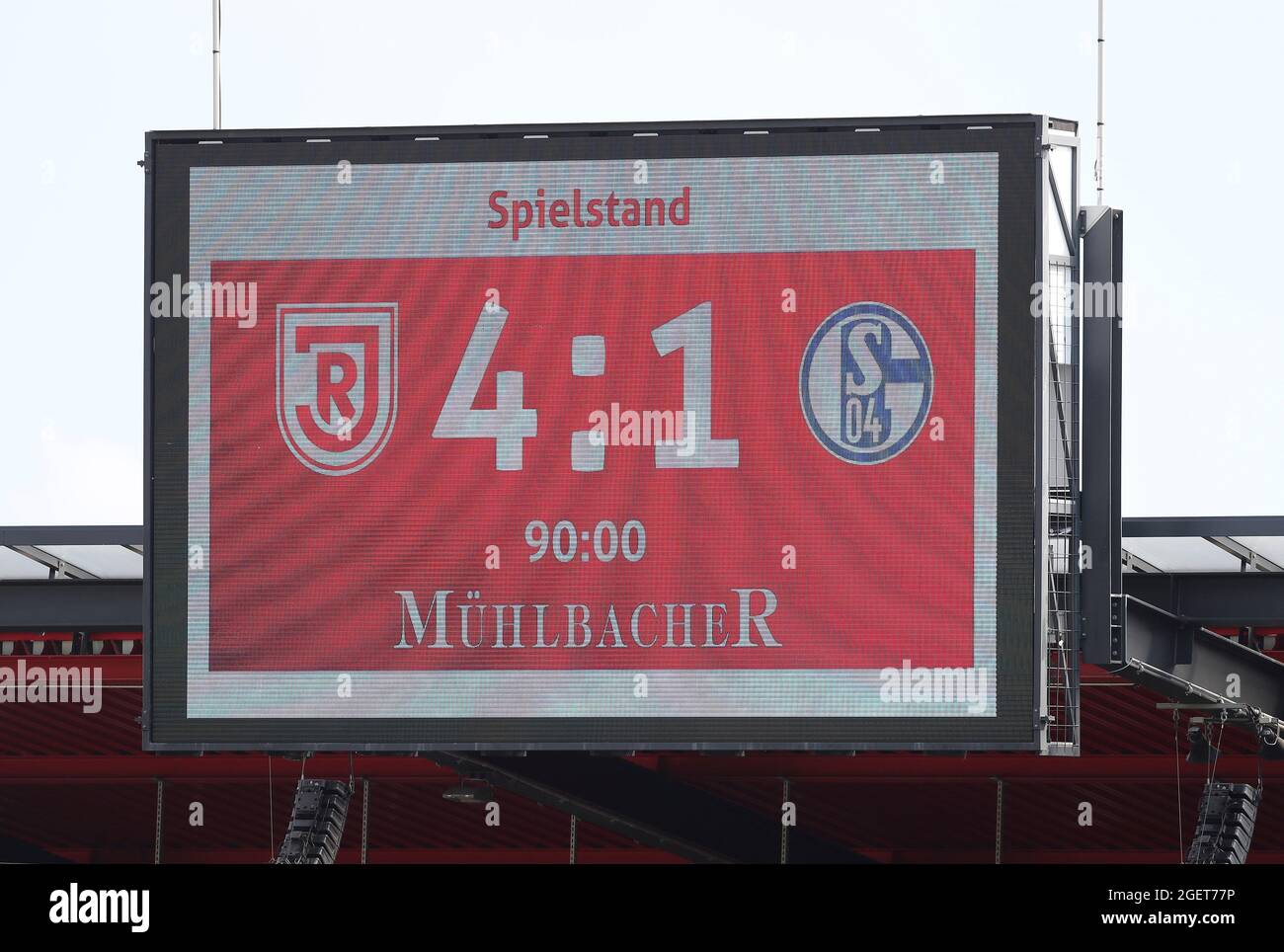 Regensburg, Deutschland. 21st Aug, 2021. firo: 21.08.2021, football, 2nd  Bundesliga, season 2021/2022, 4th matchday, Jahn Regensburg - FC Schalke 04  4: 1 final score, FC Schalke 04, loses, with, 4: 1, scoreboard Credit:  dpa/Alamy Live News Stock Photo ...