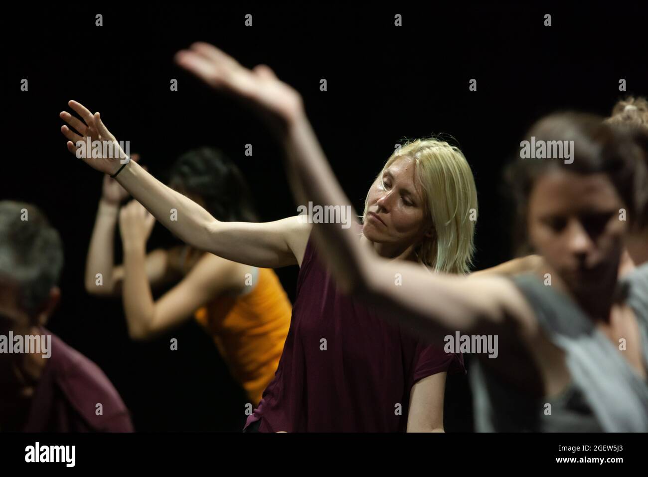 dancer hand gesture move with bg dancing jam intentionally with motion