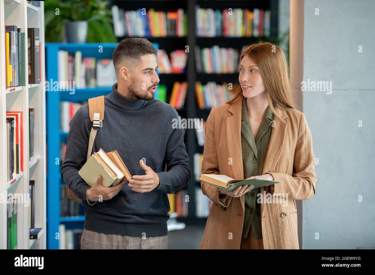 Adult group discussion library hi-res stock photography and images - Alamy