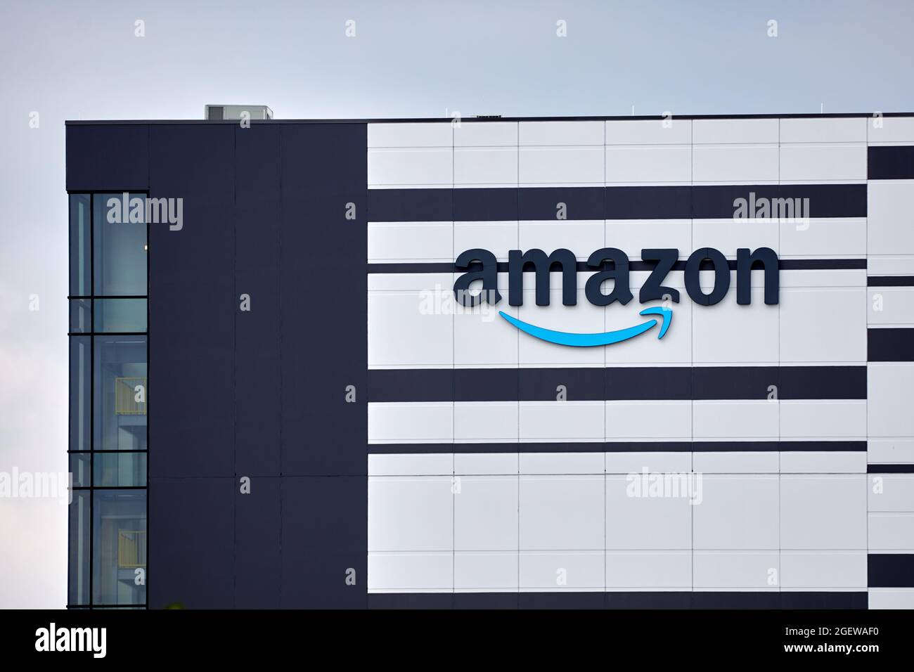 Ottawa, Ontario, Canada - August 13, 2021: The Amazon (NASDAQ: AMZN) logo on the side of a new warehouse and distribution center at 222 Citigate Drive Stock Photo