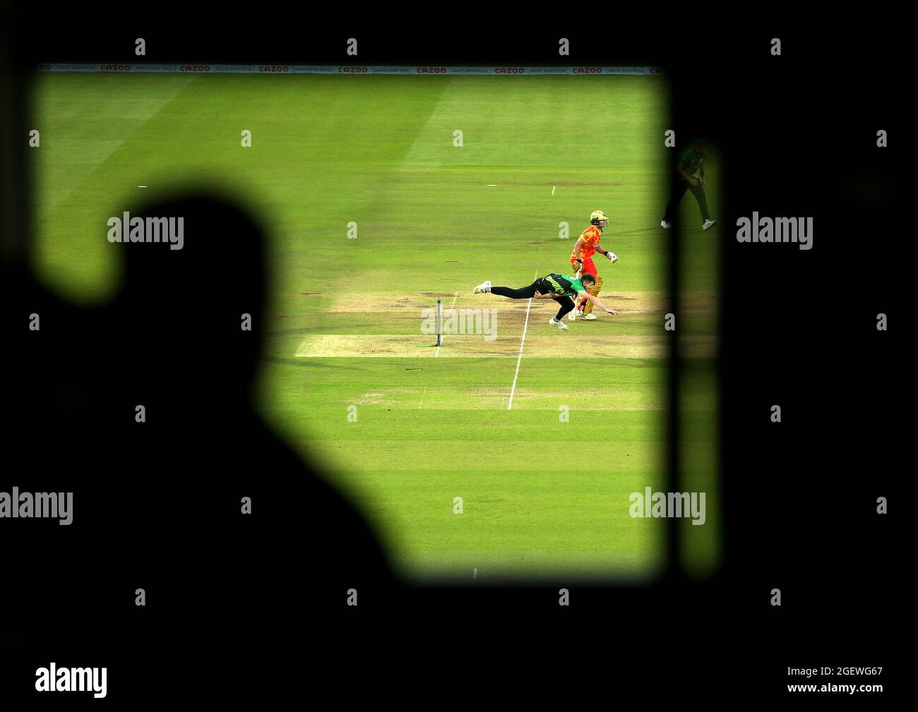 Southern Brave's Craig Overton bowling during the Men's Final of The Hundred at Lord's, London. Picture date: Saturday August 21, 2021. See PA story CRICKET Hundred. Photo credit should read: Steven Paston/PA Wire. RESTRICTIONS: Editorial use only. No commercial use without prior written consent of the ECB. Still image use only. No moving images to emulate broadcast. No removing or obscuring of sponsor logos. Stock Photo