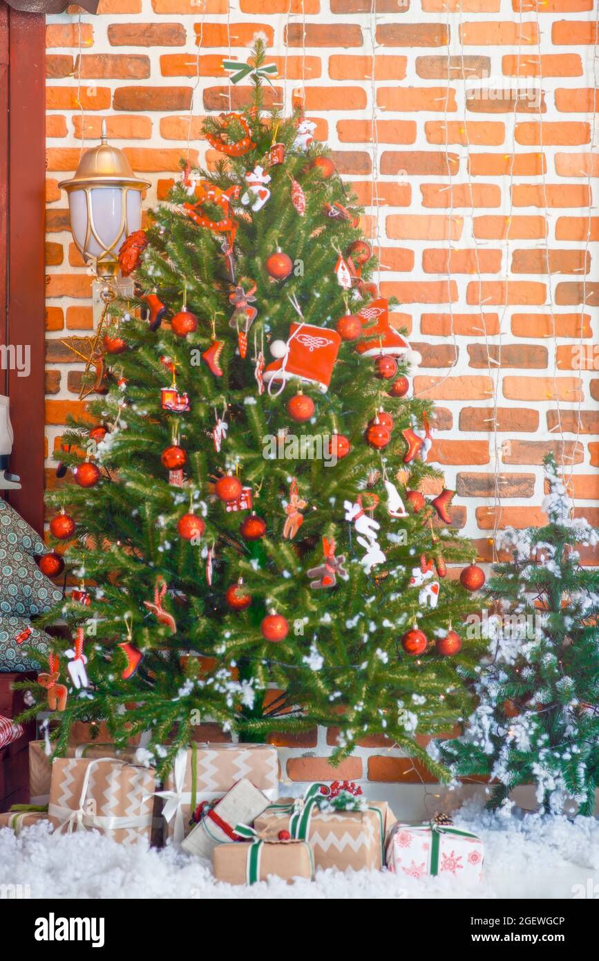 North Iowa Christmas Trees 2022 Christmas Tree With Presents In 2022 Stock Photo - Alamy