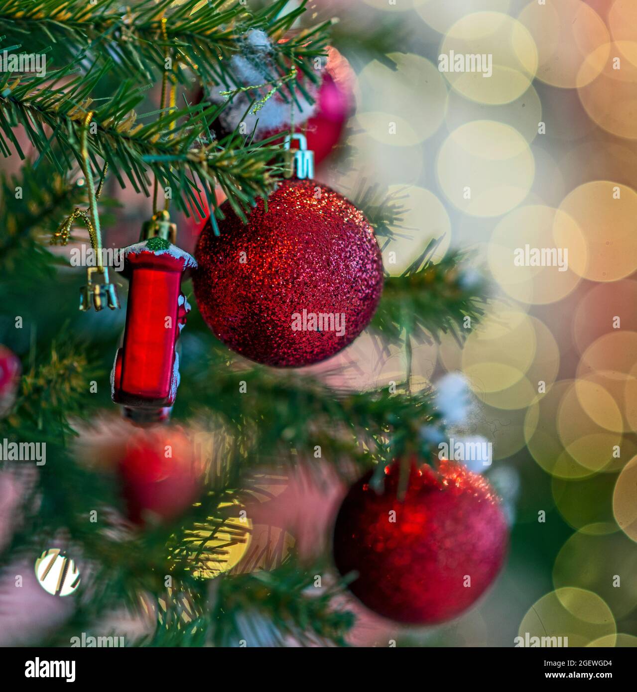 Christmas Tree With Presents In 2022 Stock Photo - Alamy