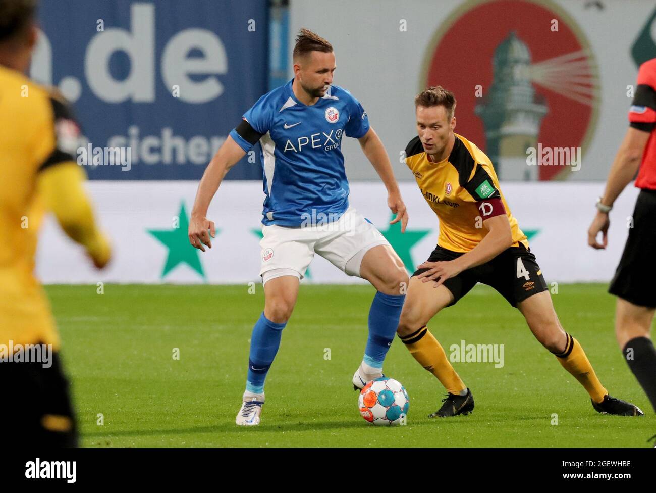 Munich, Germany. 30th Jan, 2023. Soccer: 3rd league, TSV 1860 Munich - Dynamo  Dresden, Matchday 20, Stadion an der Grünwalder Straße. Fynn-Luca  Lakenmacher (l) of Munich and Tim Knipping of Dresden fight