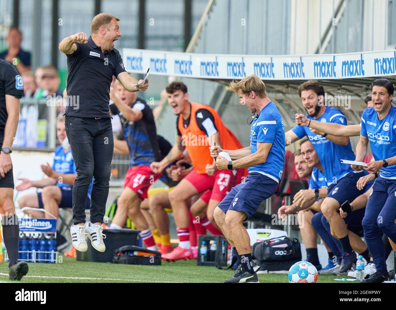 Frank Kramer, Bielefeld head coach, chef trainer, jump, celebrate 0-1 goal of Fabian Klos, Bielefeld Nr. 9  in the match SpVgg GREUTHER FUERTH - ARMINIA BIELEFELD 1-1 1.German Football League on August 21, 2021 in Fürth, Germany  Season 2021/2022, matchday 2, 1.Bundesliga, Fürth, 2.Spieltag. © Peter Schatz / Alamy Live News    - DFL REGULATIONS PROHIBIT ANY USE OF PHOTOGRAPHS as IMAGE SEQUENCES and/or QUASI-VIDEO - Stock Photo