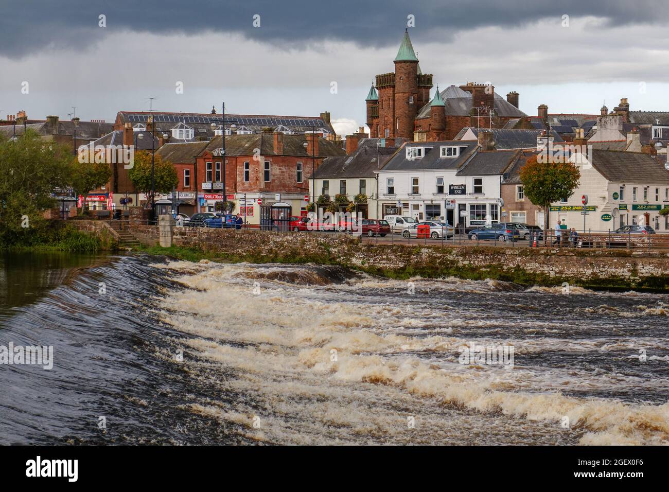 THis weir, called The Caul, marks the limit of tidal influence in the Nith Estuary in Dumfries Stock Photo