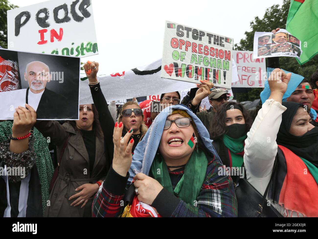 London, UK. 21st Aug, 2021. Demonstrators holding placards shout slogans as protesters gather to show their support for Afghanistan and their distrust of the Taliban and calling for sanctions on Pakistan as punishment for their support of the Taliban. (Photo by Martin Pope/SOPA Images/Sipa USA) Credit: Sipa USA/Alamy Live News Stock Photo