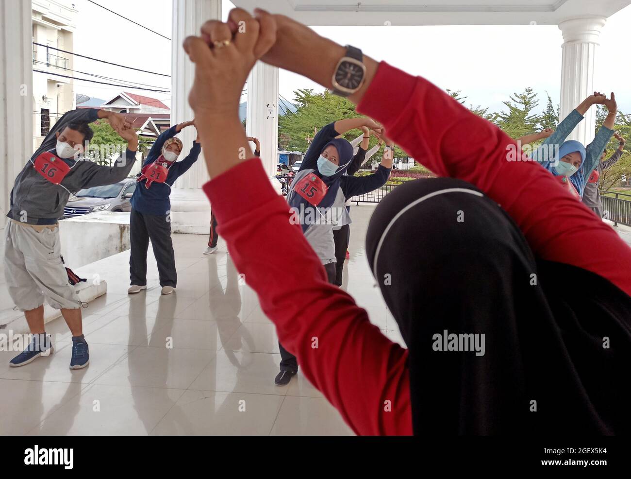 Asian women wearing facemasks hi-res stock photography and images - Alamy