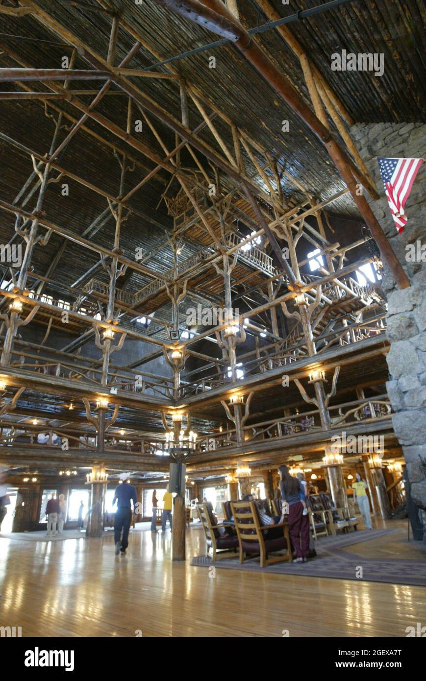 https://c8.alamy.com/comp/2GEXA7T/interior-of-old-faithful-inn-wide-angle-view-date-unknown-2GEXA7T.jpg