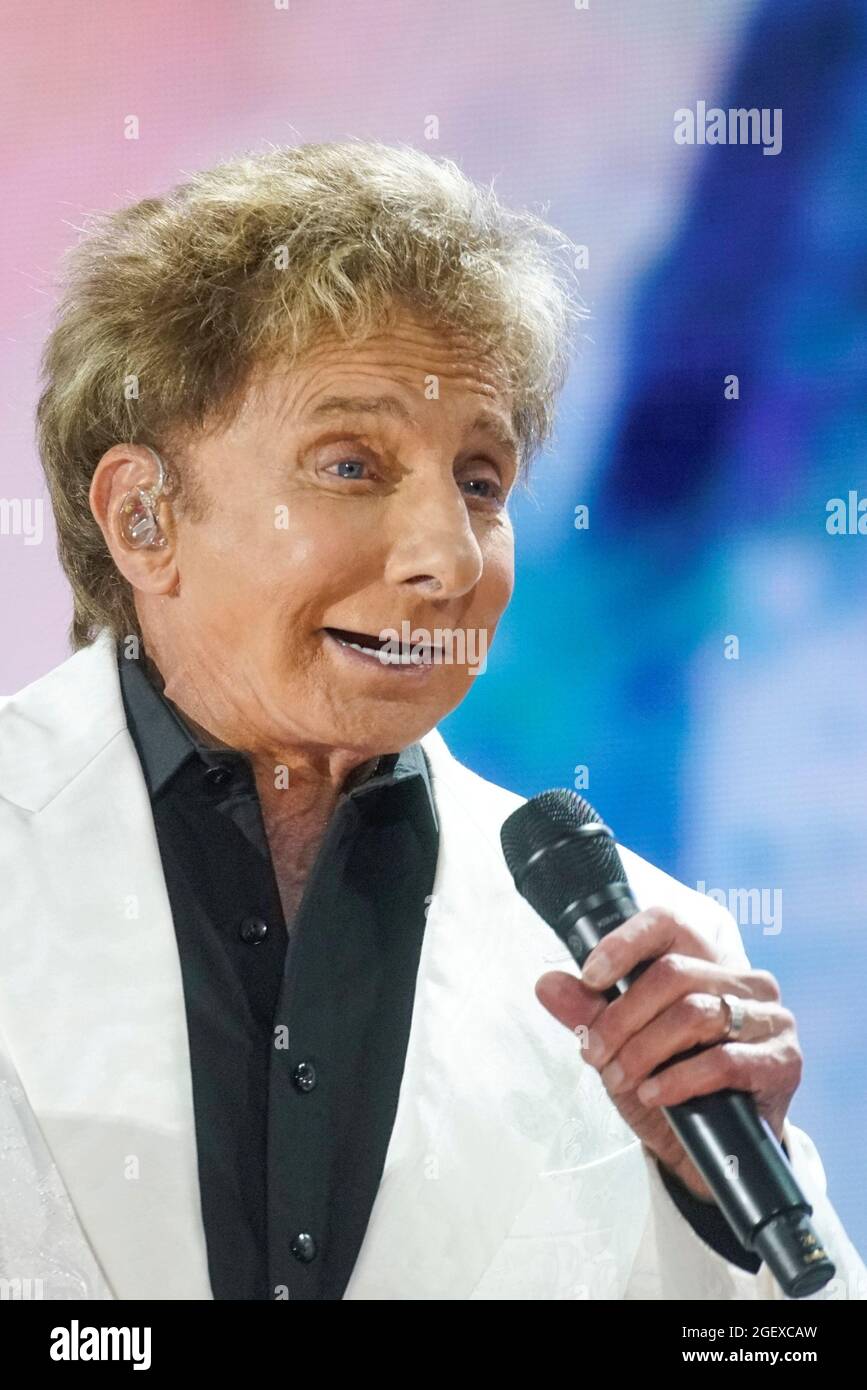 Singer Barry Manilow performs during the "We Love NYC: The Homecoming  Concert" at Central Park in New York City, New York, U.S., August 21, 2021.  REUTERS/Eduardo Munoz Stock Photo - Alamy
