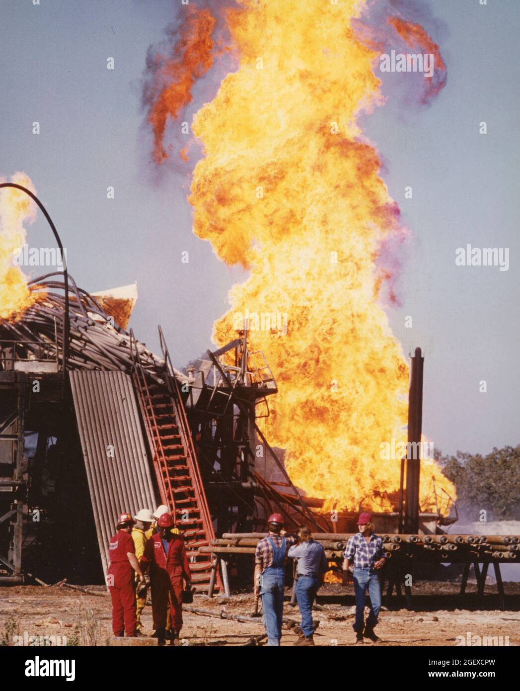 Fire on oil well rig hi-res stock photography and images - Alamy