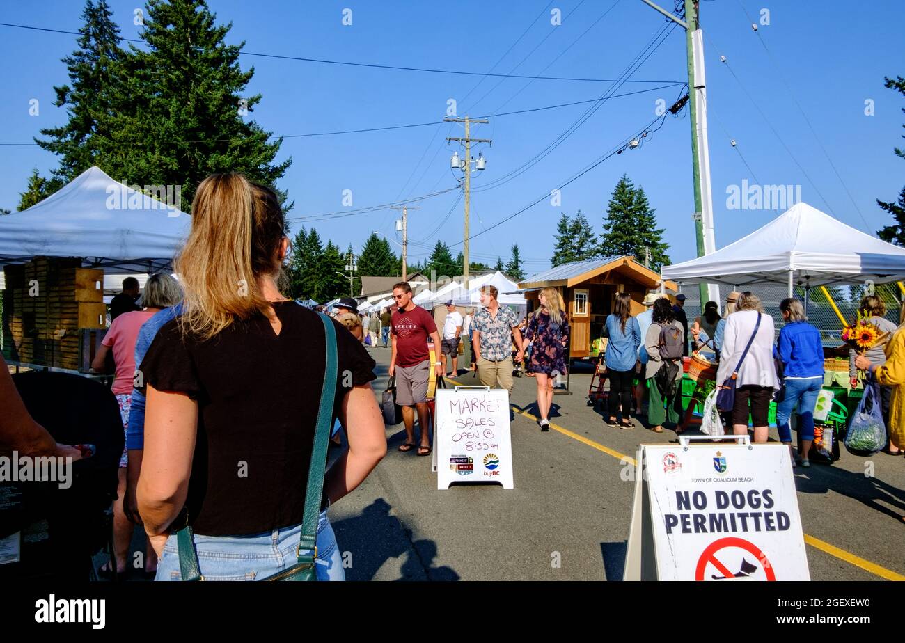 Crowds on a sunny day at the local farmer's market, Qualicum Beach, British Columbia, Canada, summer 2021 Stock Photo