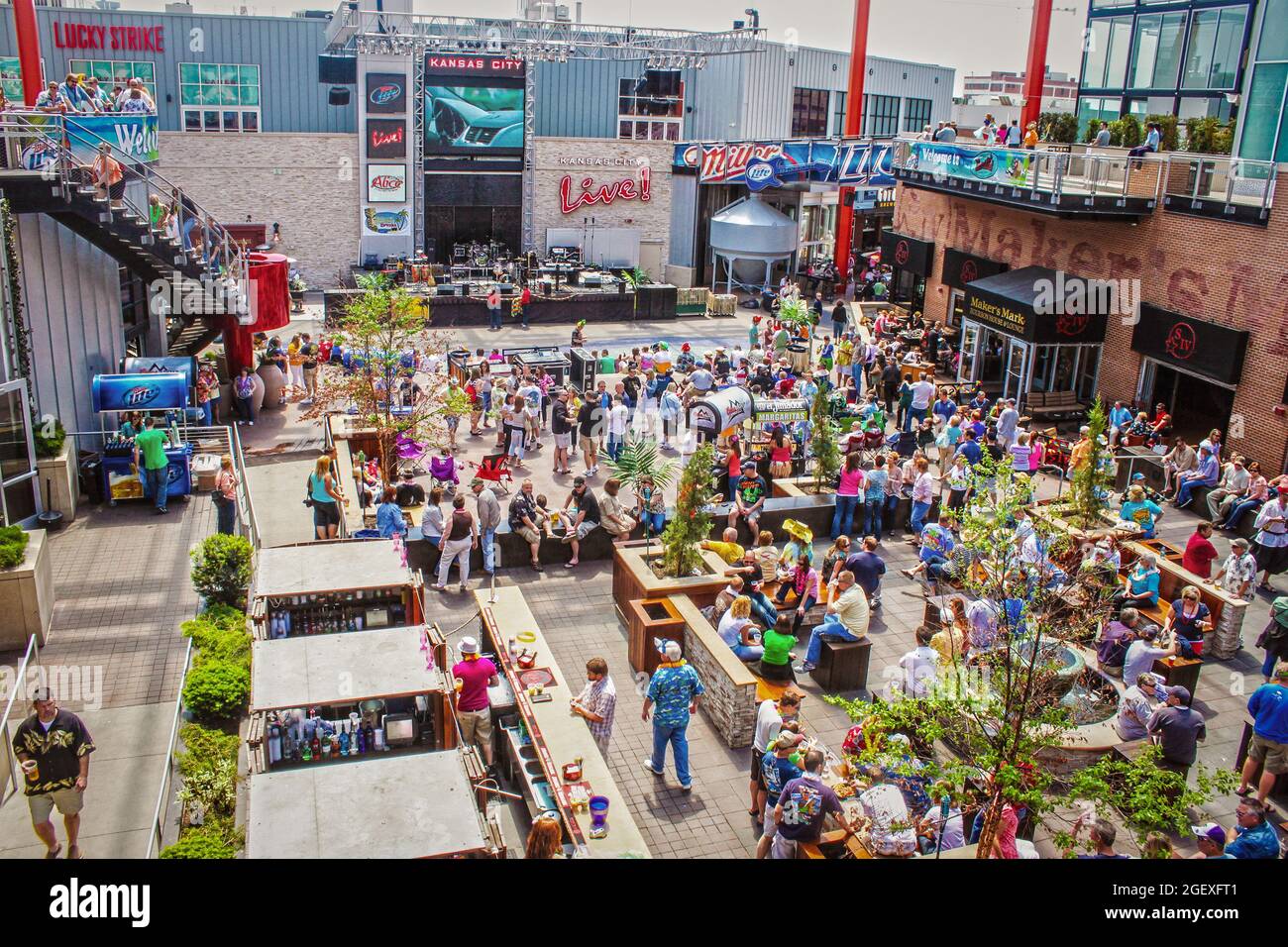 05-02-2011 Kansas City USA Before Buffet concert party from above with Power and Light space filled with people in Parrothead costumes and bars Stock Photo