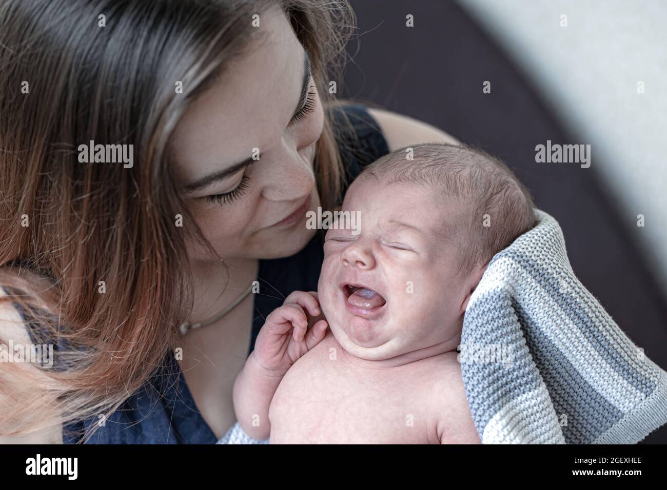New born baby boy crying hi-res stock photography and images ...