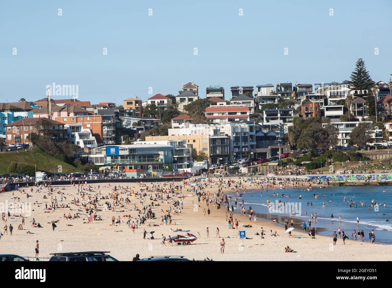 Sydney, Australia. Sunday 22nd August 2021. General views  of  people relaxing on Bondi Beach as winter temperatures reach 25 degress centigrade. The Sydney Lockdown has been extended across greater Sydney until September 30th as COVID-19 Delta Strain case numbers continue to rise. Face masks are now compulsory outdoors across NSW unless exercising. Credit: Paul Lovelace/Alamy Live News Stock Photo