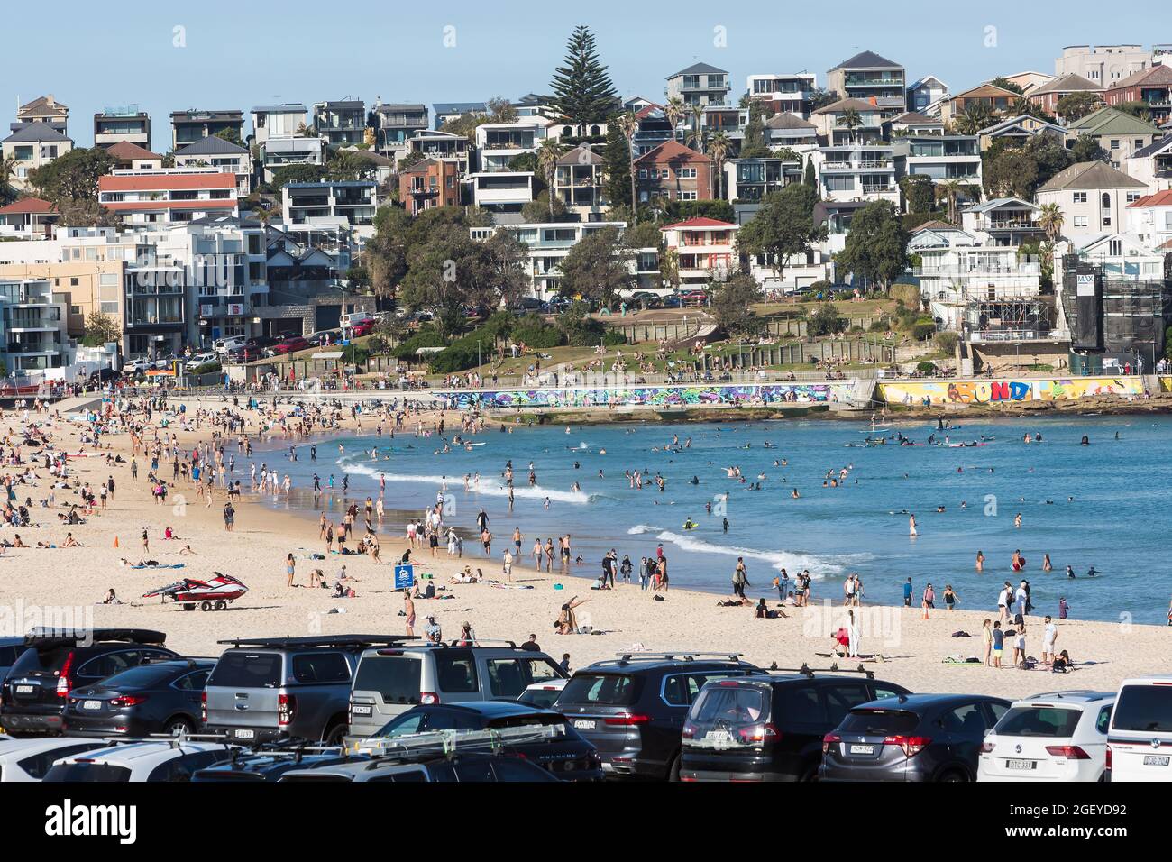Sydney, Australia. Sunday 22nd August 2021. General views of people relaxing on Bondi Beach as winter temperatures reach 25 degrees centigrade. The Sydney Lockdown has been extended across greater Sydney until September 30th as COVID-19 Delta Strain case numbers continue to rise. Face masks are now compulsory outdoors across NSW unless exercising. Credit: Paul Lovelace/Alamy Live News Stock Photo