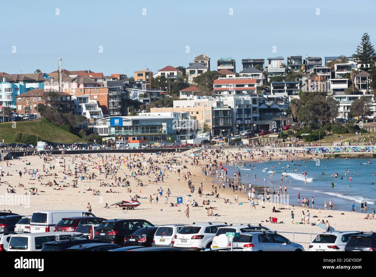 Sydney, Australia. Sunday 22nd August 2021. General views of people relaxing on Bondi Beach as winter temperatures reach 25 degrees centigrade. The Sydney Lockdown has been extended across greater Sydney until September 30th as COVID-19 Delta Strain case numbers continue to rise. Face masks are now compulsory outdoors across NSW unless exercising. Credit: Paul Lovelace/Alamy Live News Stock Photo