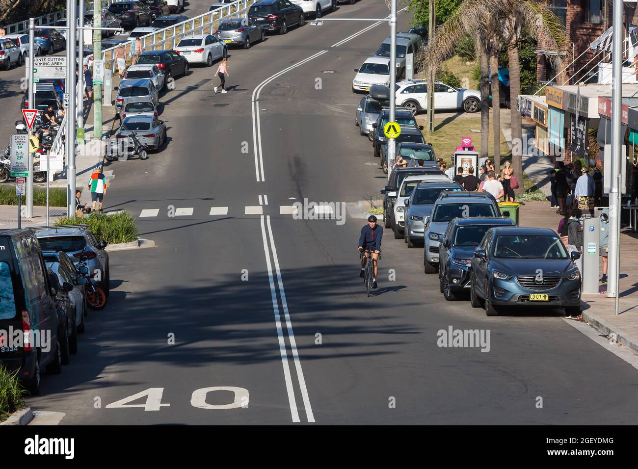Sydney, Australia. Sunday 22nd August 2021. General views of Bronte Road and Restaurants and Cafes opposite Bronte Beach. The Sydney Lockdown has been extended across greater Sydney until September 30th as COVID-19 Delta Strain case numbers continue to rise. Face masks are now compulsory outdoors across NSW unless exercising. Credit: Paul Lovelace/Alamy Live News Stock Photo