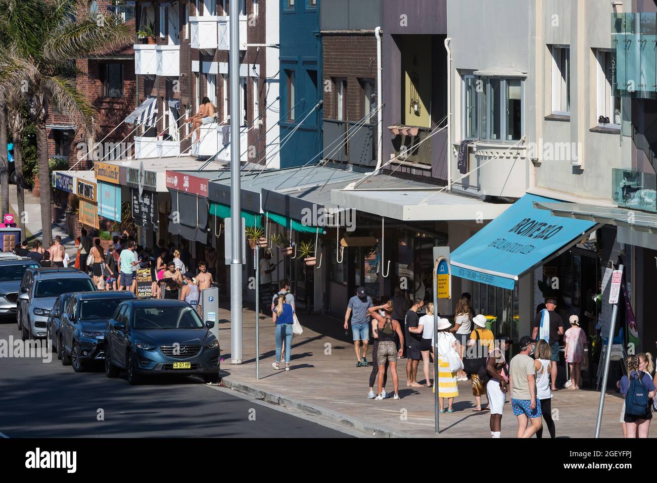 Sydney, Australia. Sunday 22nd August 2021. General views of Bronte Road and Restaurants and Cafes opposite Bronte Beach. The Sydney Lockdown has been extended across greater Sydney until September 30th as COVID-19 Delta Strain case numbers continue to rise. Face masks are now compulsory outdoors across NSW unless exercising. Credit: Paul Lovelace/Alamy Live News Stock Photo