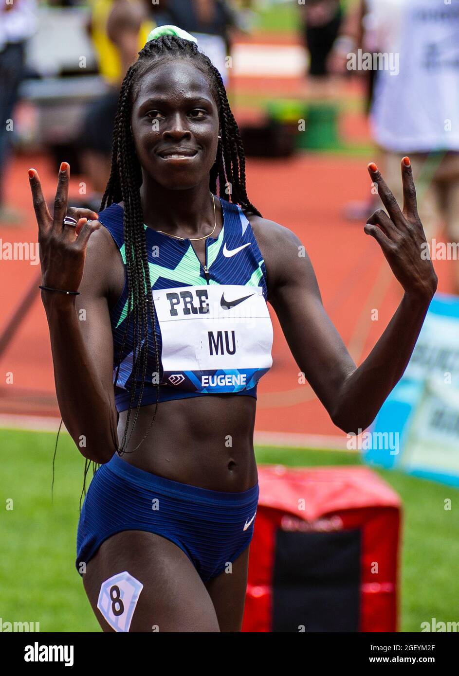 https://c8.alamy.com/comp/2GEYM2F/august-21-2021-eugene-or-usa-athing-mu-wins-the-womens-800-meters-race-and-set-4-records-during-the-nike-prefontaine-classic-at-hayward-field-eugene-or-thurman-jamescsm-2GEYM2F.jpg