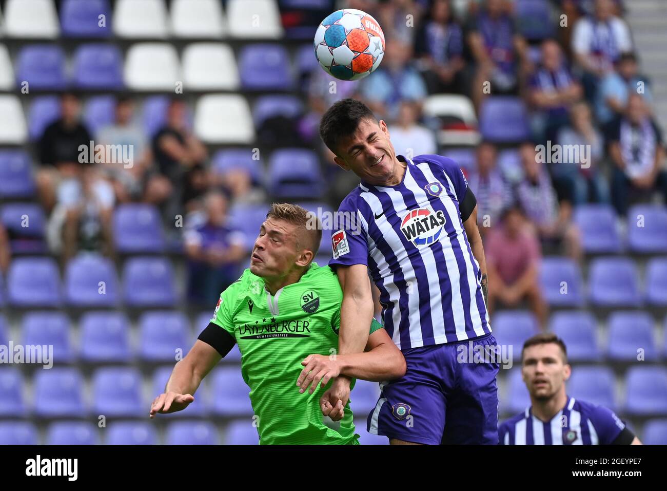 Aue, Germany. 22nd Aug, 2021. Football: 2. Bundesliga, Matchday 4, FC Erzgebirge Aue - SV Sandhausen at Erzgebirgsstadion. Aue's Antonio Jonjic (r) and Sandhausen's Aleksandr Zhirov fight for the ball. Credit: Hendrik Schmidt/dpa-Zentralbild/dpa - IMPORTANT NOTE: In accordance with the regulations of the DFL Deutsche Fußball Liga and/or the DFB Deutscher Fußball-Bund, it is prohibited to use or have used photographs taken in the stadium and/or of the match in the form of sequence pictures and/or video-like photo series./dpa/Alamy Live News Stock Photo