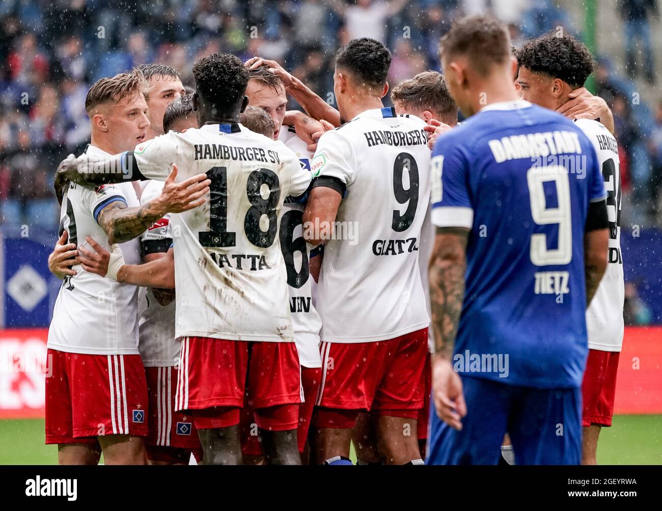 Hamburg, Germany. 22nd Aug, 2021. Football: 2. Bundesliga, Hamburger SV - Darmstadt 98, Matchday 4 at Volksparkstadion. Hamburg's players celebrate Hamburg's Sebastian Schonlau (centre) for scoring the goal to make it 1:1. Credit: Axel Heimken/dpa - IMPORTANT NOTE: In accordance with the regulations of the DFL Deutsche Fußball Liga and/or the DFB Deutscher Fußball-Bund, it is prohibited to use or have used photographs taken in the stadium and/or of the match in the form of sequence pictures and/or video-like photo series./dpa/Alamy Live News Stock Photo