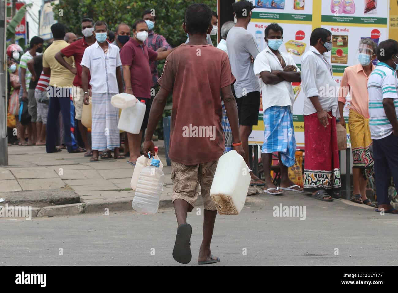 Fuel queues sri lanka hi-res stock photography and images - Alamy